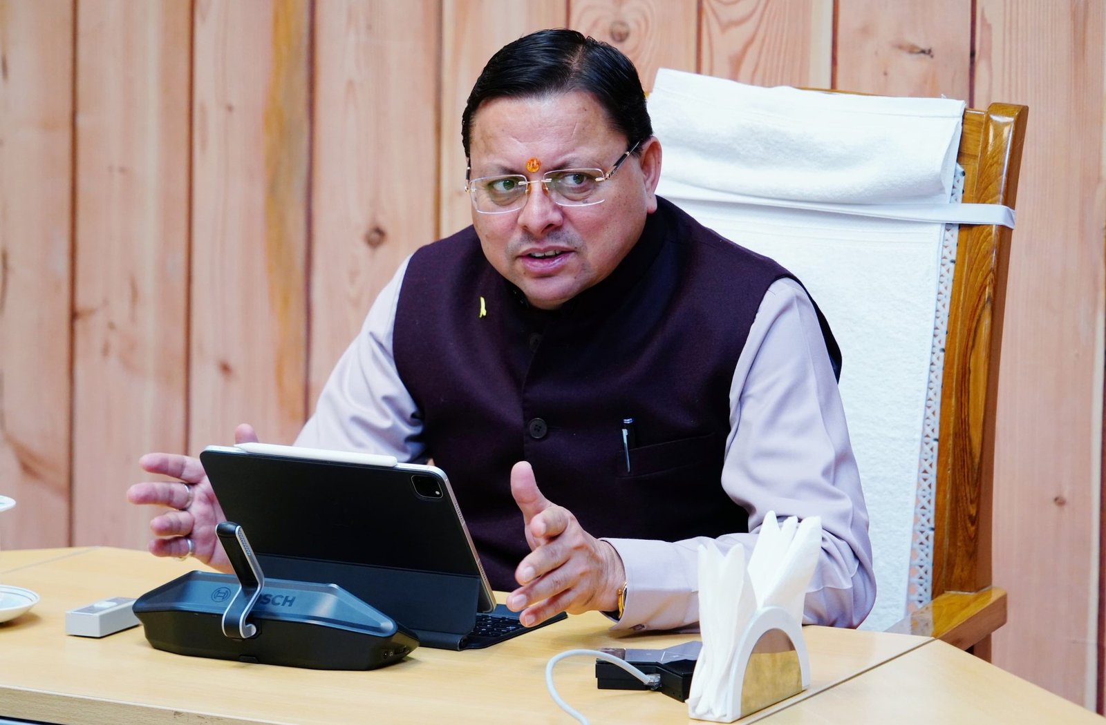 जीएमवीएन के होटलों में यात्रियों को दी जाए 10 फीसदी की छूट, सीएम ने दिए निर्देश