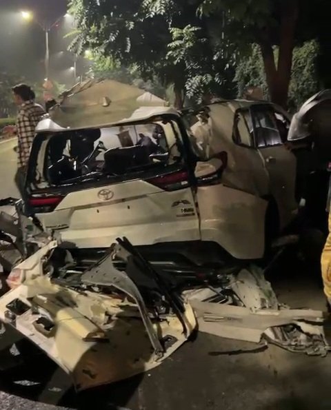 देहरादून में दर्दनाक हादसा, कार में सवार चार युवकों और दो लड़कियों की मौत, एक घायल