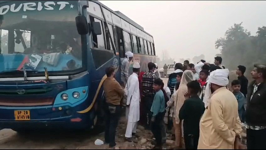 धड़ल्ले से चल रही सवारियों की ओवरलोडिंग, 51 सीटर बस में ठूंसे हुए थे 85 लोग, पुलिस ने सीज की