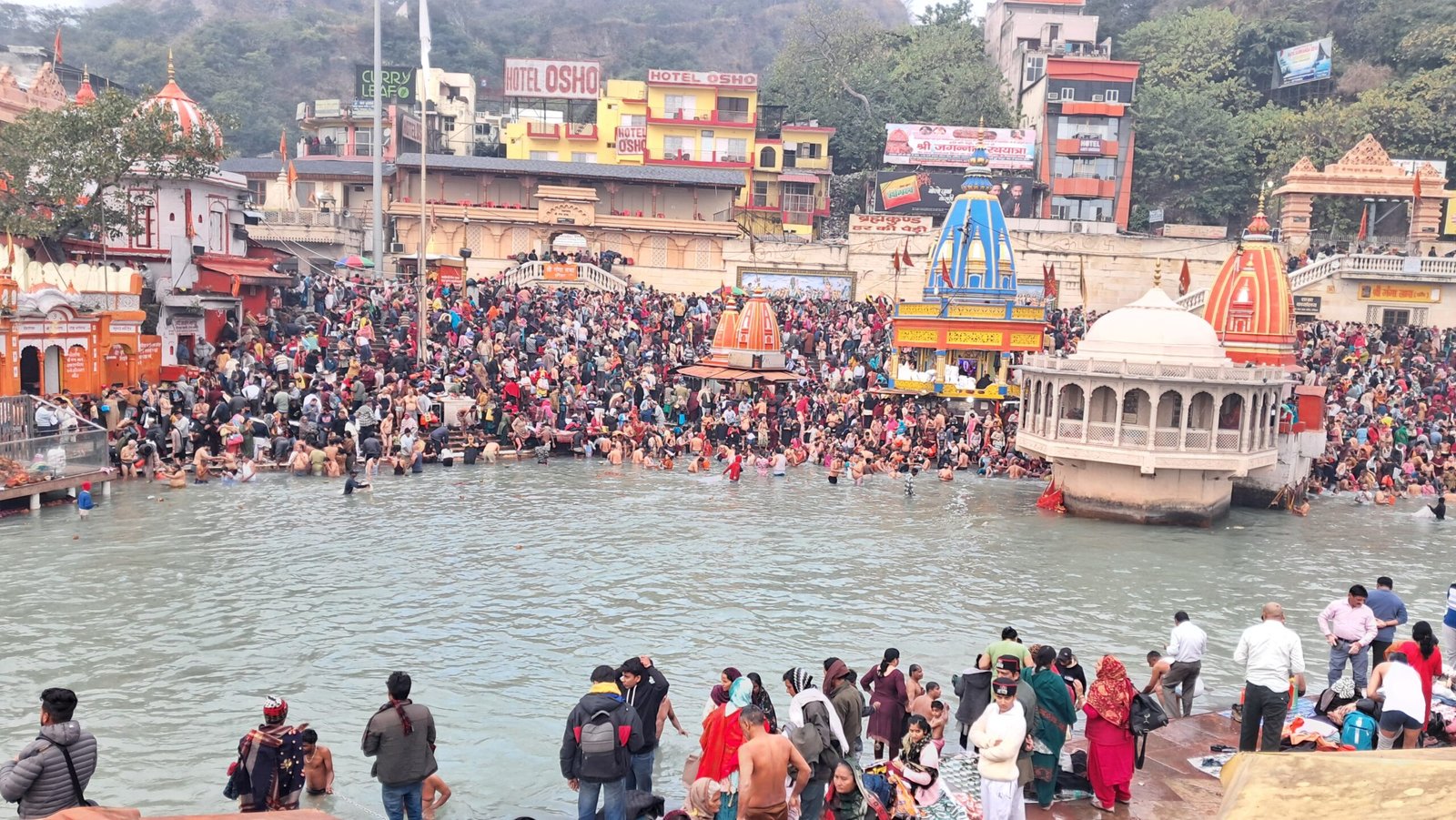 सोमवती अमावस्या: गंगा में डुबकी लगाने के लिए उमड़ी भीड़