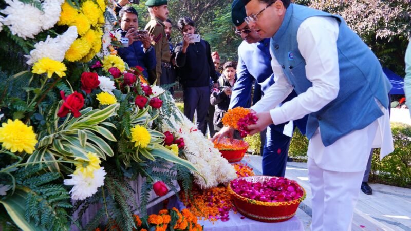 विजय दिवस पर मुख्यमंत्री ने शहीदों को दी श्रद्धांजलि, परिवहन निगम की बसों में वीरांगनाओं के लिए निशुल्क यात्रा की घोषणा