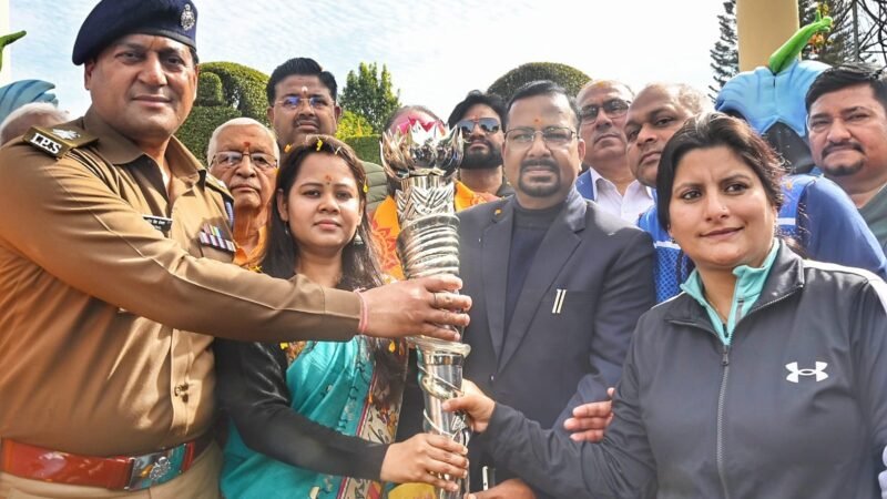 राष्ट्रीय खेलों की मशाल पहुंची हरिद्वार, अधिकारियों और खिलाड़ियों ने किया जोरदार स्वागत