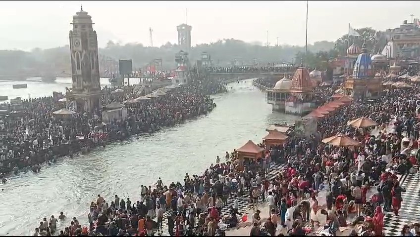 हरकी पैड़ी पर स्नान के लिए उमड़ी श्रद्धालुओं की भीड़