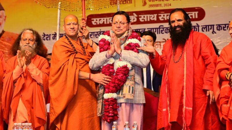 कुंभ मेले में मुख्यमंत्री का अभिनंदन, यूसीसी लागू होने पर संतों ने किया स्वागत