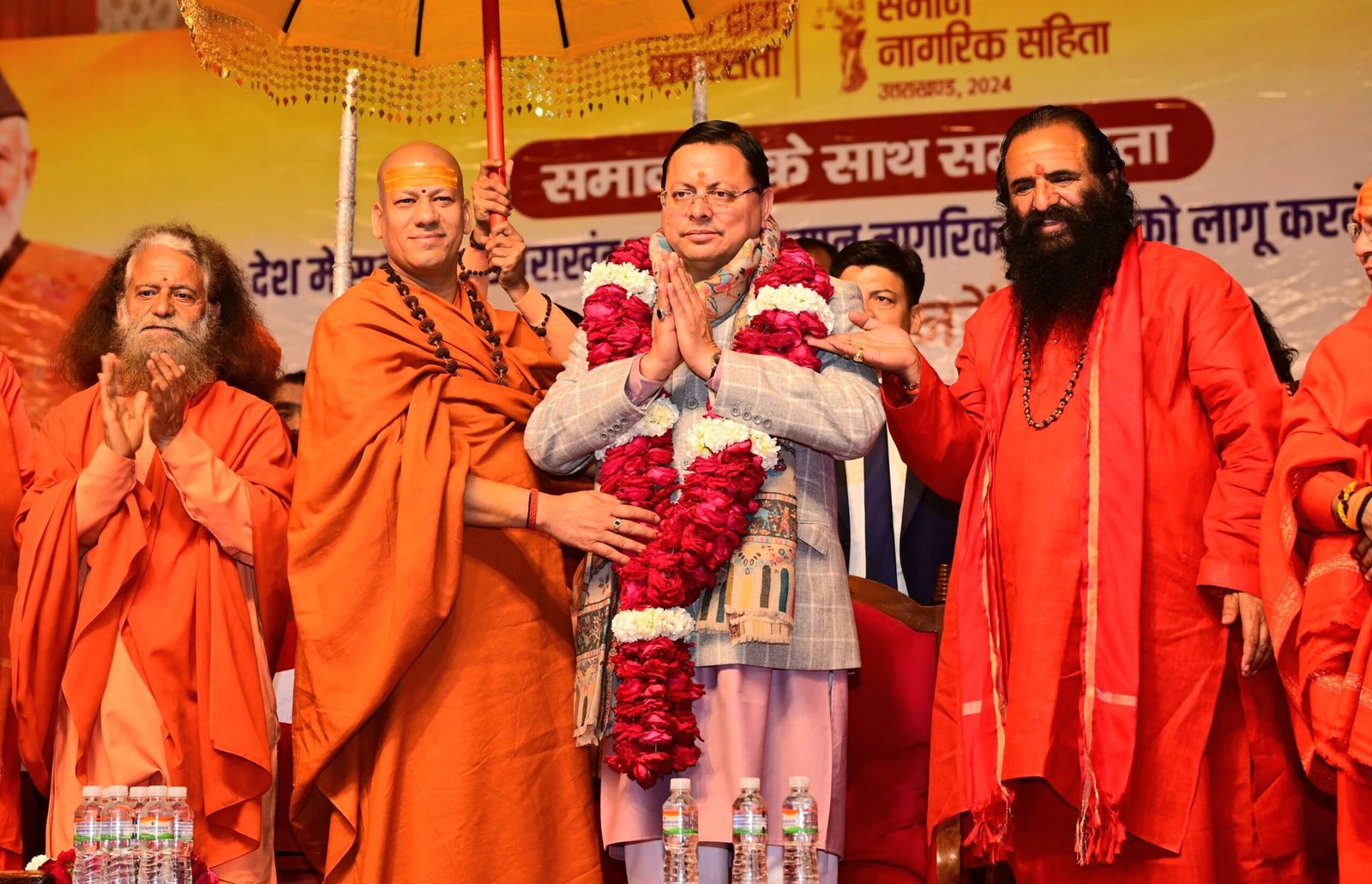 कुंभ मेले में मुख्यमंत्री का अभिनंदन, यूसीसी लागू होने पर संतों ने किया स्वागत