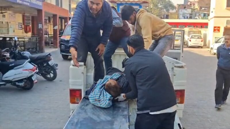 डिवाइडर से टकराई बाइक जेई की हुई मौत, पत्नी घायल