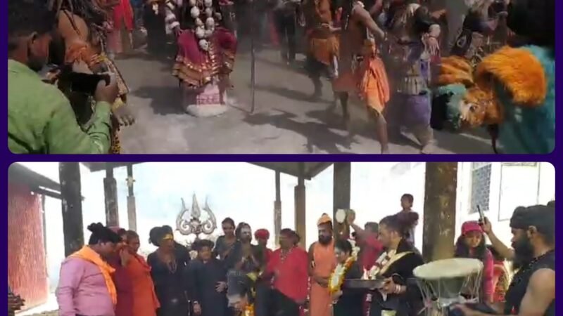 कितनी विचित्र है मसाने की होली, किन्नरों ने चिता की राख को गुलाल की तरह उड़ाया