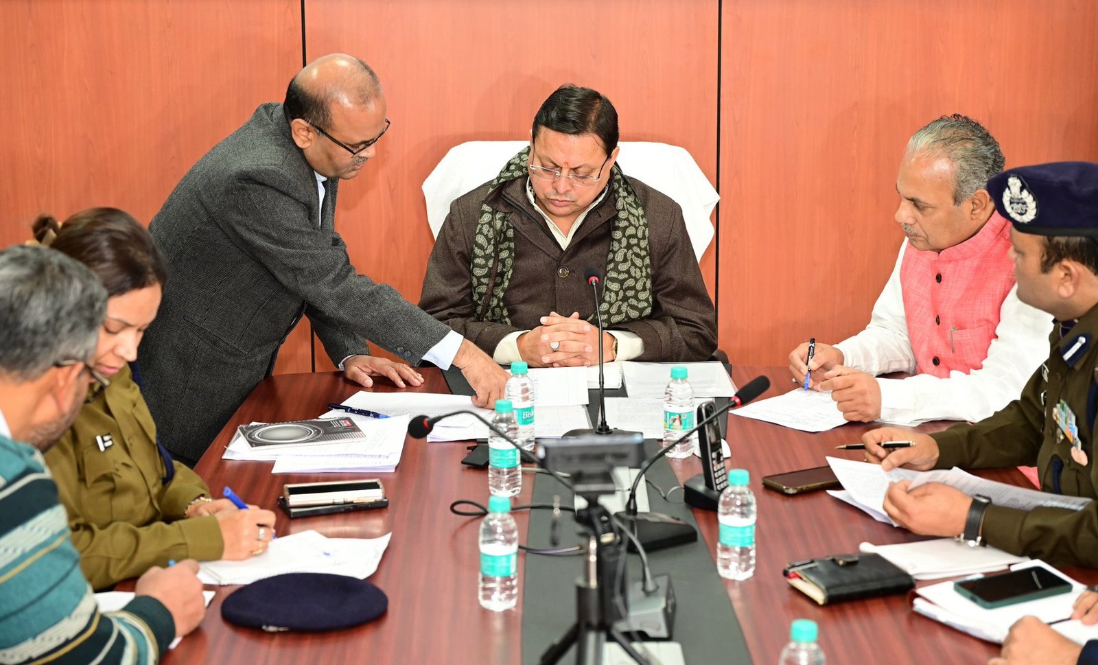 आपदा कंट्रोल रूम पहुंचकर मुख्यमंत्री ने सर्च ऑपरेशन का लिया अपडेट