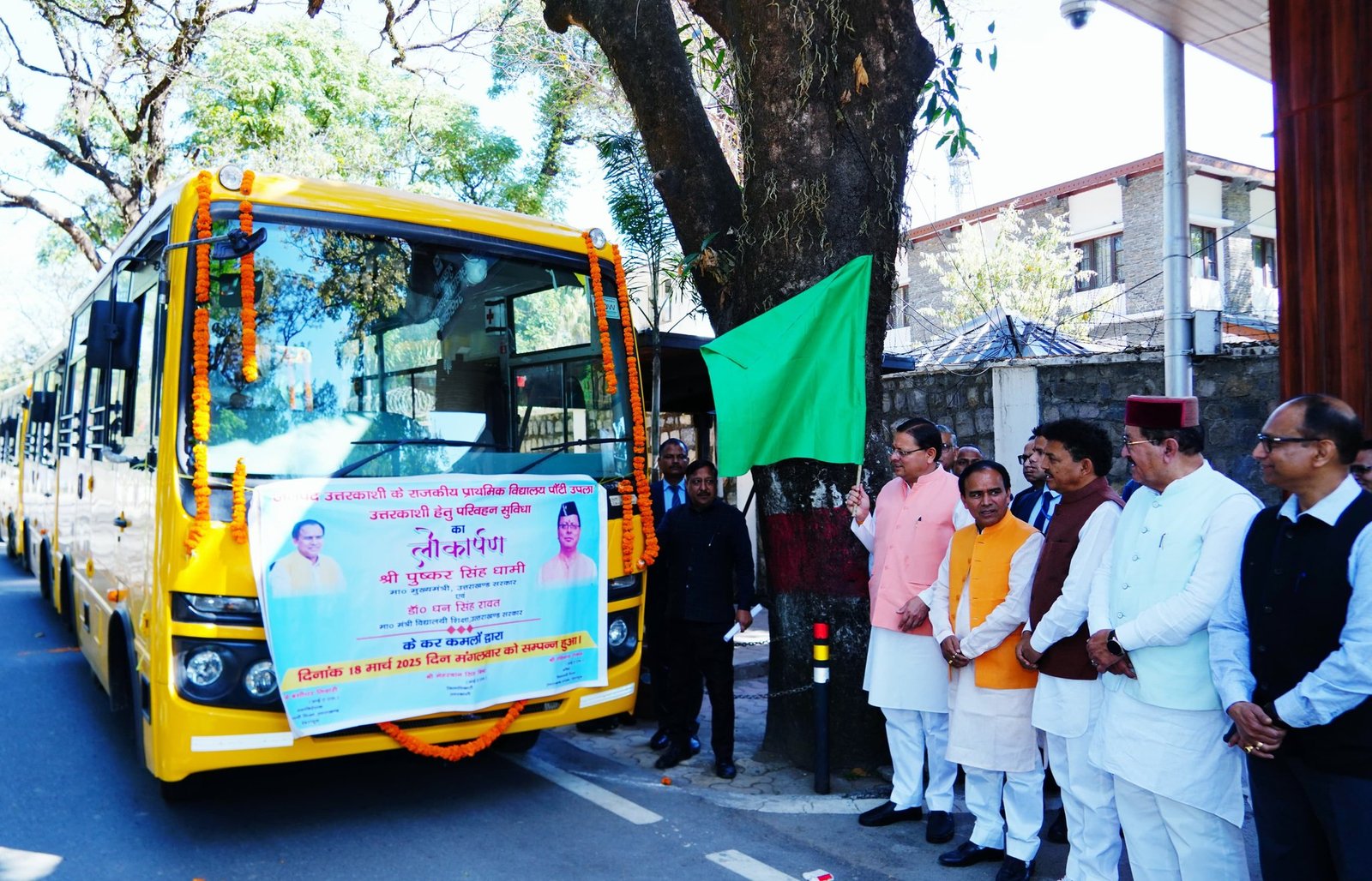 क्लस्टर विद्यालयों में परिवहन सुविधा के लिए 15 बसों को मुख्यमंत्री से दिखाई हरी झंडी