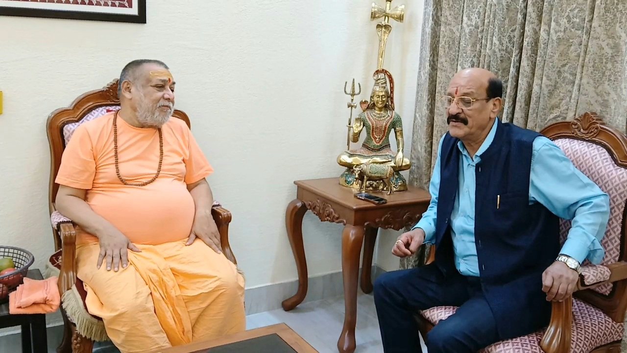 शंकराचार्य से मुलाकात करने पहुंचे कैबिनेट मंत्री सुबोध उनियाल