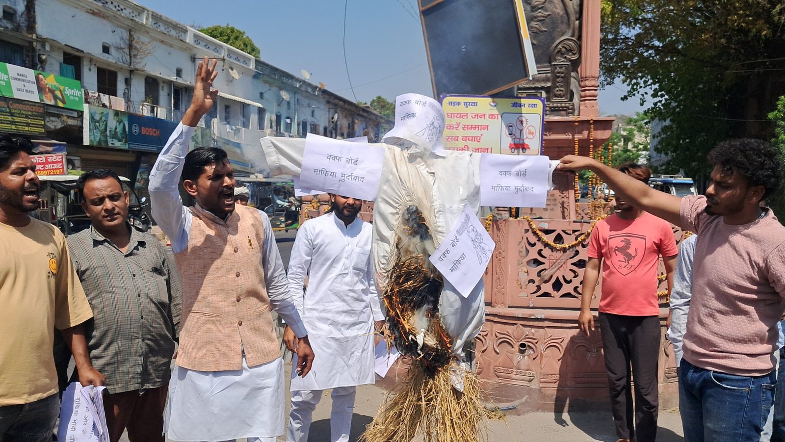 पसमांदा मुसलमानों ने वक्फ बोर्ड संशोधन बिल का समर्थन किया, वक्फ माफियाओं का फूंका पुतला