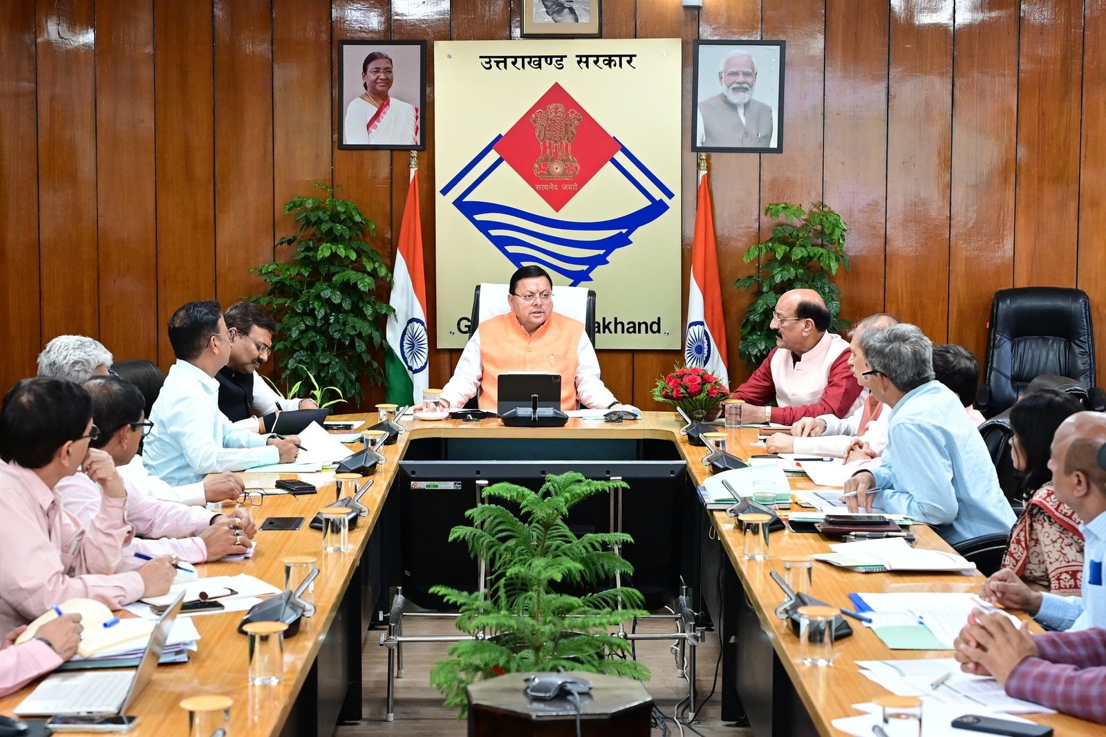 मुख्यमंत्री ने ऊर्जा विभाग और वन विभाग की योजनाओं की समीक्षा की