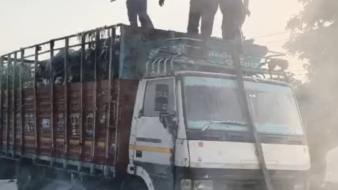चलते हुए ट्रक में अचानक लगी आग, टला बड़ा हादसा