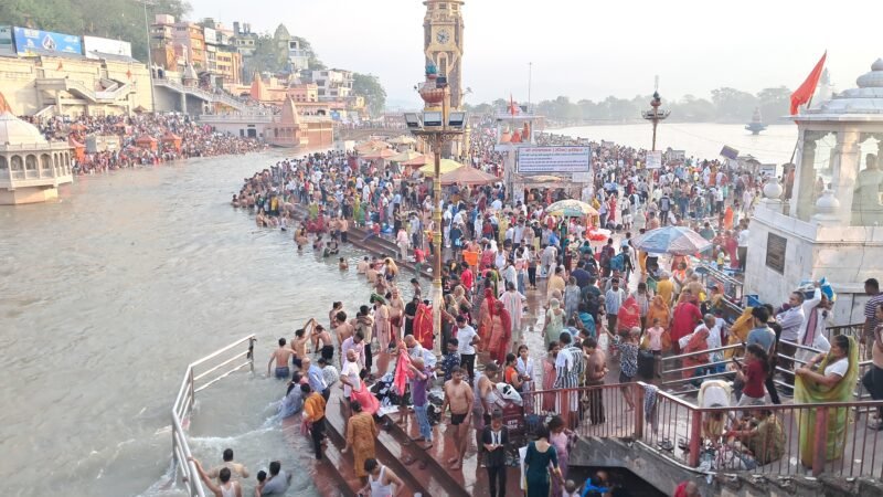 बुद्ध पूर्णिमा के स्नान के लिए हरकी पैड़ी पर लगा श्रद्धालुओं का जमावड़ा
