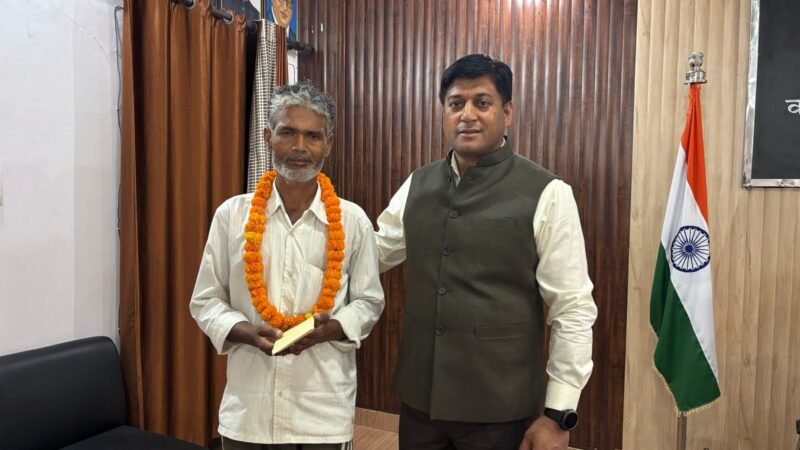 क्या होती है ईमानदारी जानिए इस रिक्शा चालक से, खुद एसएसपी ने किया सम्मान