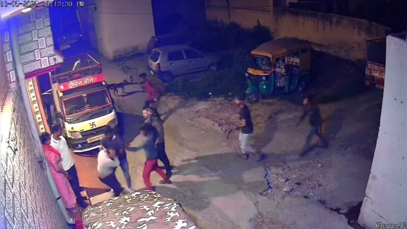 दबंगों ने ऑटो ड्राइवर को बेल्ट और लात घूंसो से पीटा, जानिए कहां का मामला