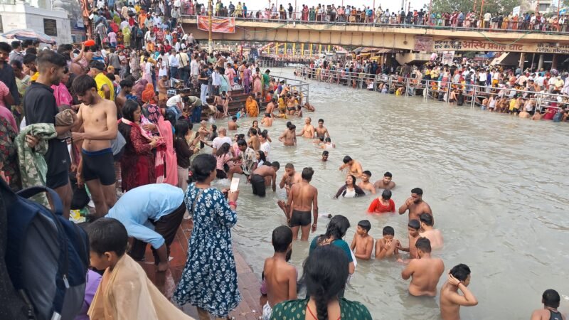 गंगा दशहरा पर श्रद्धालु हर की पैड़ी पर लग रहे पुण्य की डुबकी