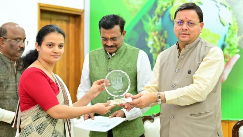 पर्यावरण संरक्षण के लिए काम करने वाले लोगों को मुख्यमंत्री ने किया सम्मानित