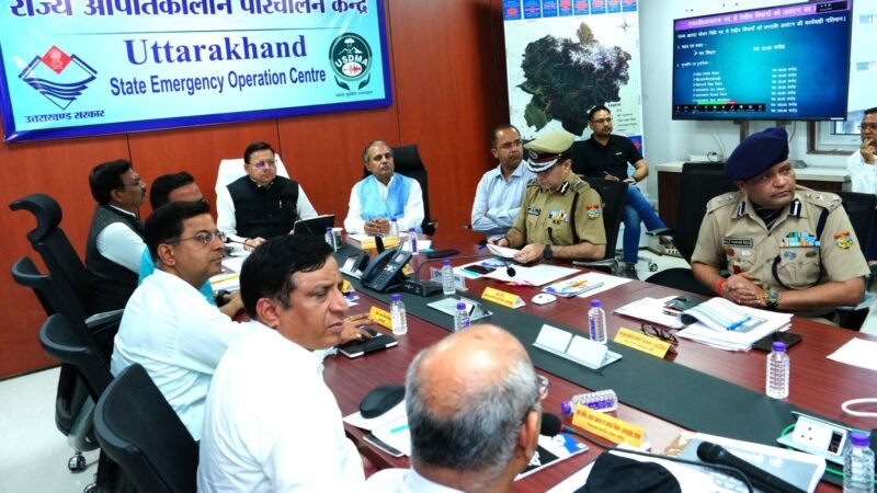 आपदा कंट्रोल रूम पहुंचे मुख्यमंत्री, सभी जिलाधिकारियों के साथ मानसून सीजन की तैयारियों को लेकर की समीक्षा