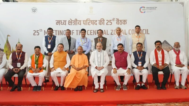 वाराणसी पहुंचे मुख्यमंत्री, मध्य क्षेत्रीय परिषद की मीटिंग में हुए शामिल