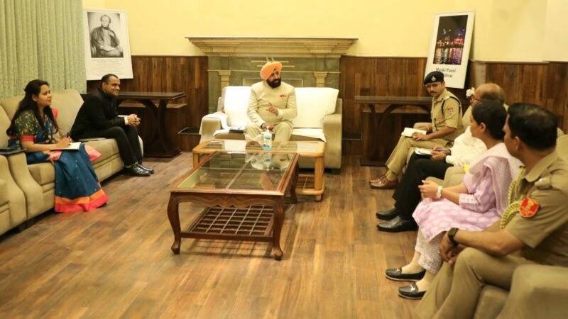 राज्यपाल ने हरिद्वार में डाम कोठी पहुंचकर अधिकारियों के साथ की मीटिंग