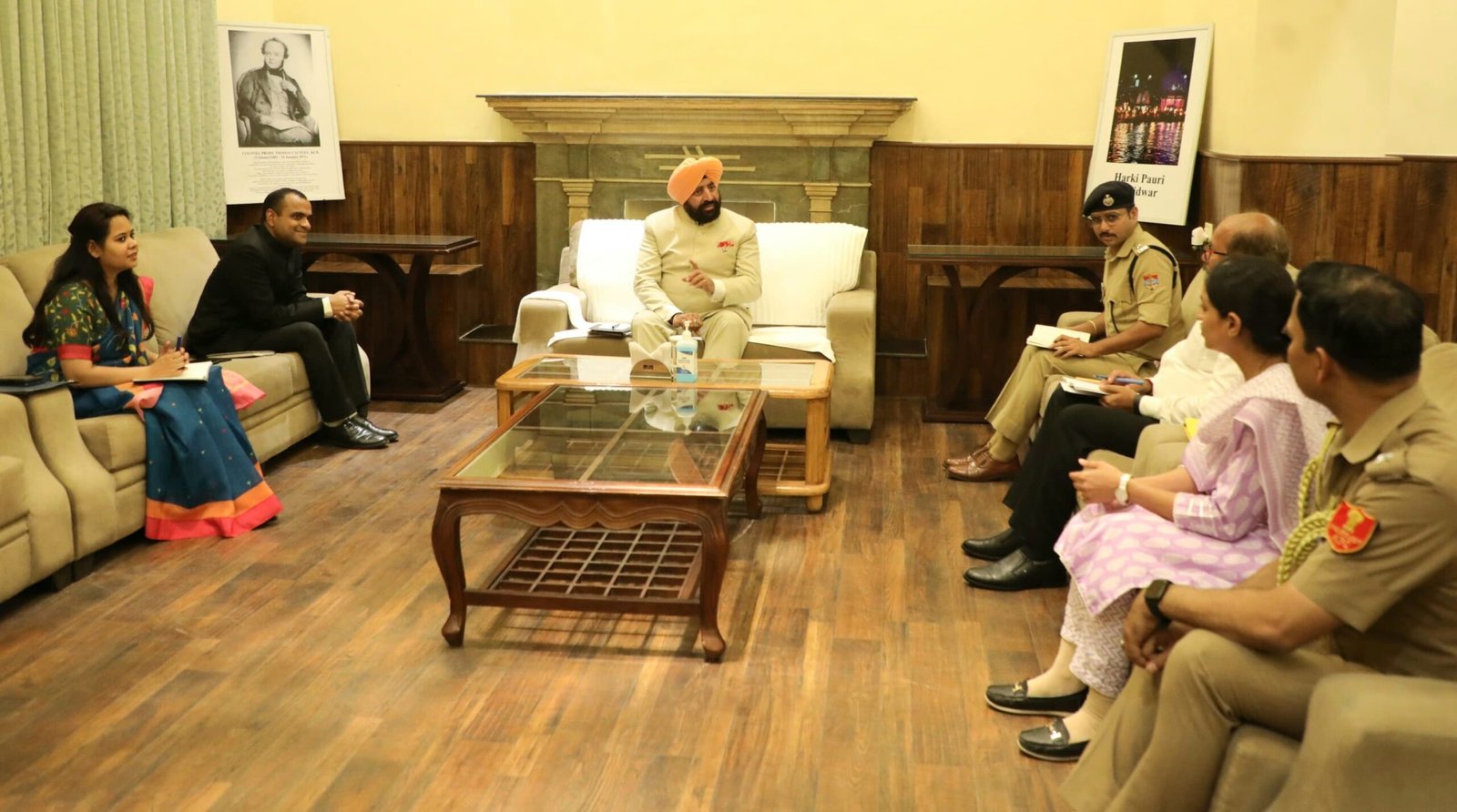 राज्यपाल ने हरिद्वार में डाम कोठी पहुंचकर अधिकारियों के साथ की मीटिंग
