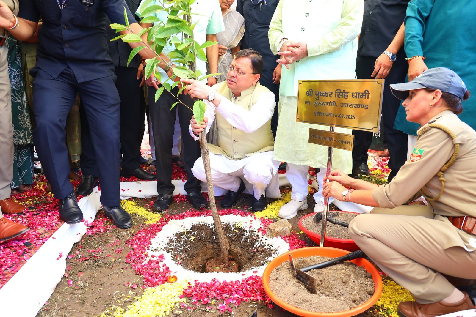 हरेला पर मुख्यमंत्री ने किया पौधारोपण, कहा यह केवल पर्व नहीं उत्तराखंड की संस्कृति