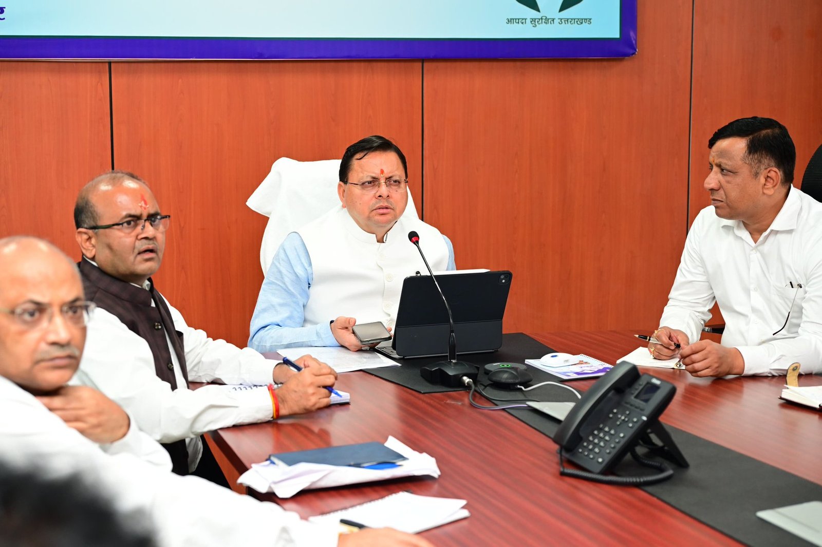 आपदा कंट्रोल रूम पहुंचे मुख्यमंत्री, जिलाधिकारियों से बात कर लिया अतिवृष्टि का जायजा