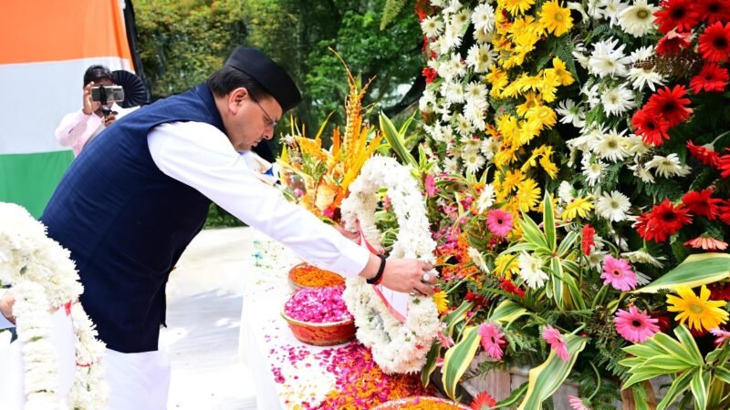 शौर्य दिवस पर शहीद स्मारक पर पुष्प अर्पित कर मुख्यमंत्री ने दी श्रद्धांजलि
