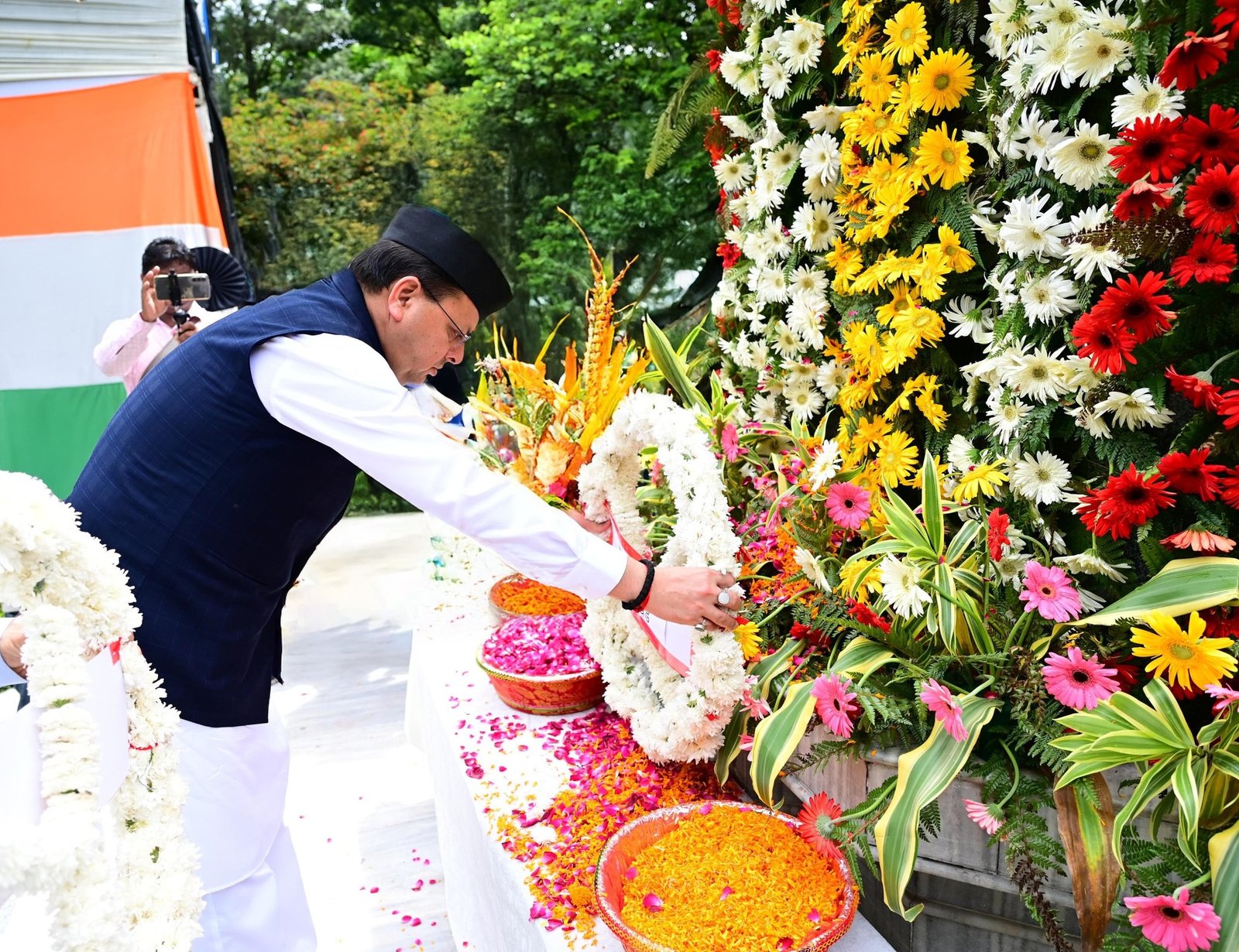 शौर्य दिवस पर शहीद स्मारक पर पुष्प अर्पित कर मुख्यमंत्री ने दी श्रद्धांजलि