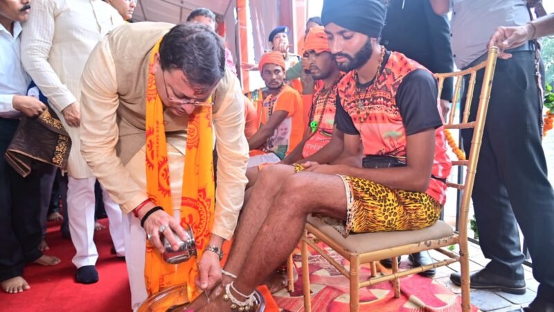 कांवड़ियों का अद्भुत स्वागत, मुख्यमंत्री ने चरण धोकर किया शिव भक्तों का अभिनंदन