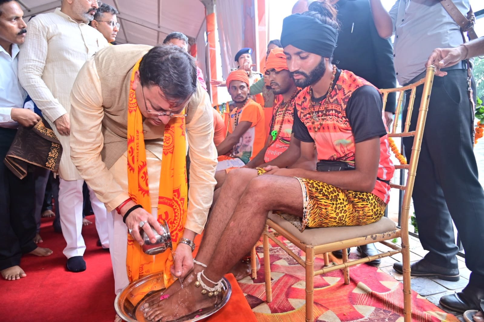 कांवड़ियों का अद्भुत स्वागत, मुख्यमंत्री ने चरण धोकर किया शिव भक्तों का अभिनंदन
