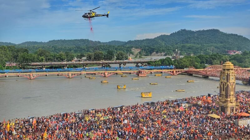 कांवड़ मेला: कांवड़ियों पर हेलीकॉप्टर से बरसाए गए फूल, गदगद हुए शिवभक्त