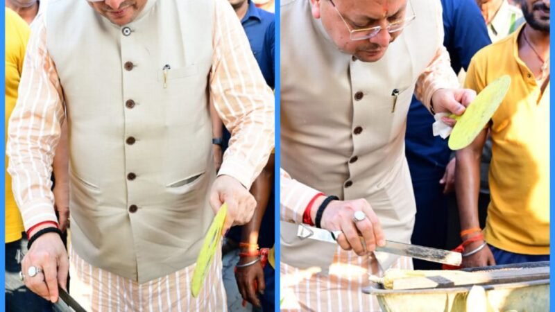 ठेले पर रुककर मुख्यमंत्री ने खुद भूना भुट्टा, वृद्ध महिला को भी भूनकर दिया