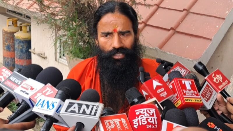 योगगुरु स्वामी रामदेव का बयान, अपने धर्म पर गर्व करें सब, नाम छुपाकर होटल चलाना गलत