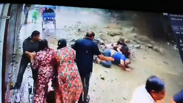 खौफनाक वीडियो: पहाड़ से गिर रहे मलबे की जद में आए बाइक सवार, बाल बाल बचे