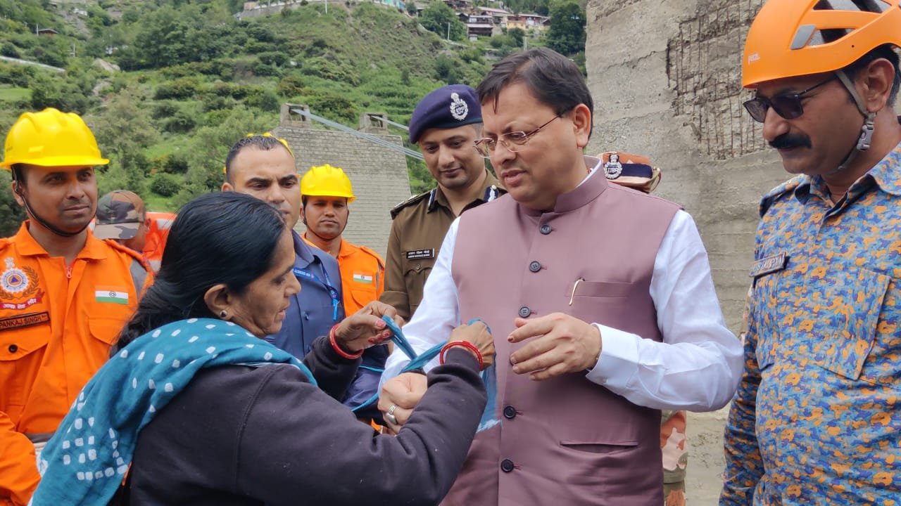 भावुक महिला ने मुख्यमंत्री की कलाई पर दुपट्टे की कतरन को राखी बनाकर बांधा, जानिए मामला