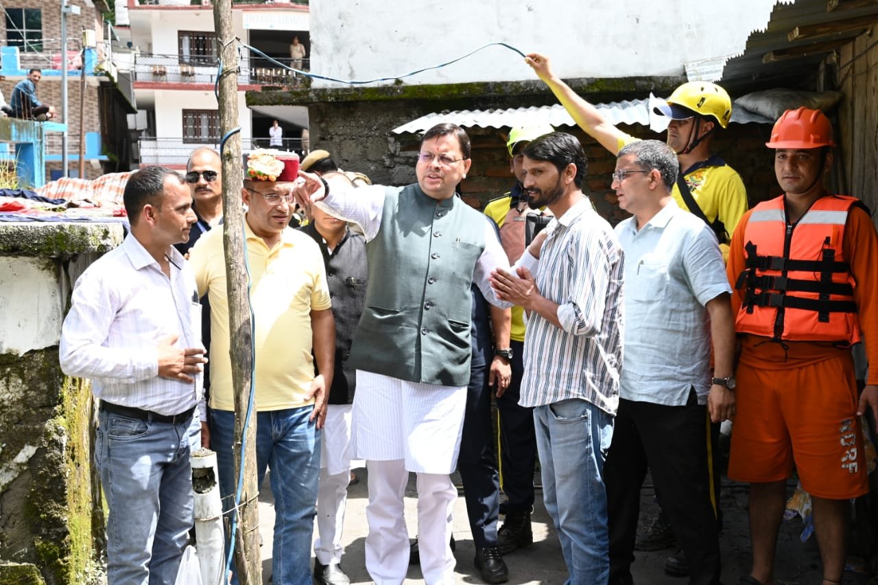 आपदा प्रभावित क्षेत्र पहुंचकर लोगों से मिले मुख्यमंत्री, प्रशासन को दिए नुकसान का आंकलन कर रिपोर्ट पेश करने के निर्देश