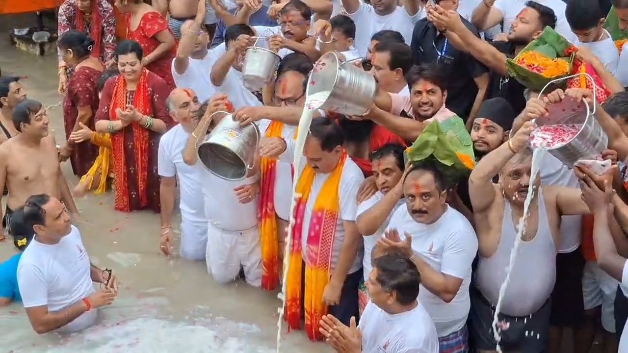 हरकी पैड़ी पर खेली गई दूध से होली, मुल्तान जोत लेकर पहुंचे सैकड़ो श्रद्धालु