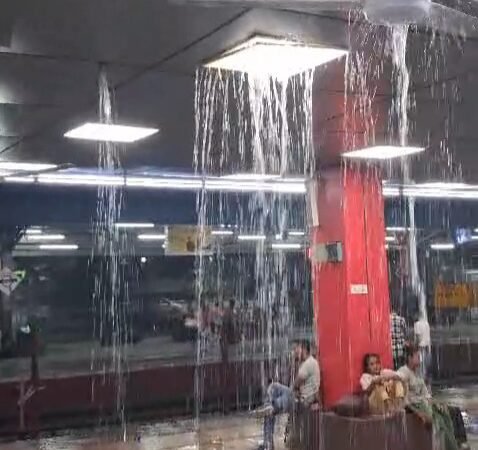 वीडियो: हरिद्वार के रेलवे स्टेशन पर झरने की तरह बहने लगा पानी, जानिए मामला
