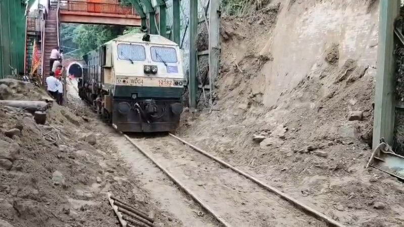 राहत: 20 घंटे तक बाधित रहा रेलवे ट्रैक आखिरकार सुचारू हुआ, 60 ट्रेनें हुई प्रभावित