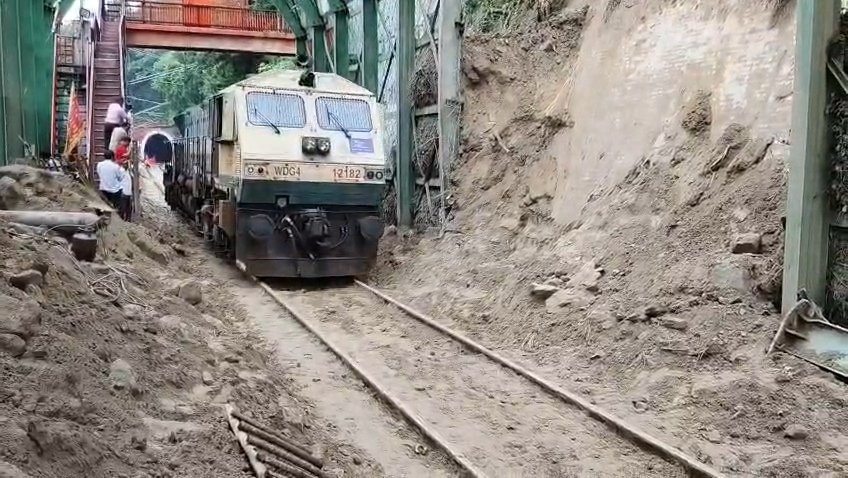 राहत: 20 घंटे तक बाधित रहा रेलवे ट्रैक आखिरकार सुचारू हुआ, 60 ट्रेनें हुई प्रभावित