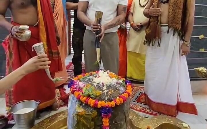 भक्ति रंग में रंगे यो यो हनी सिंह, हरिद्वार के इस मंदिर में पहुंचे