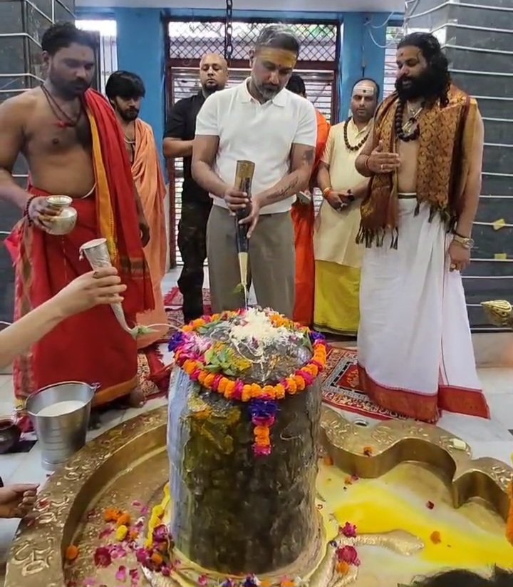 भक्ति रंग में रंगे यो यो हनी सिंह, हरिद्वार के इस मंदिर में पहुंचे
