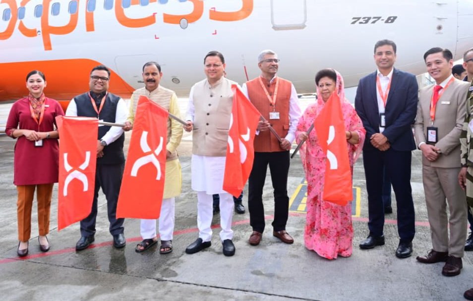 बेंगलुरु के लिए शुरू हुई नई हवाई सेवा को मुख्यमंत्री ने फ्लैग ऑफ कर रवाना किया