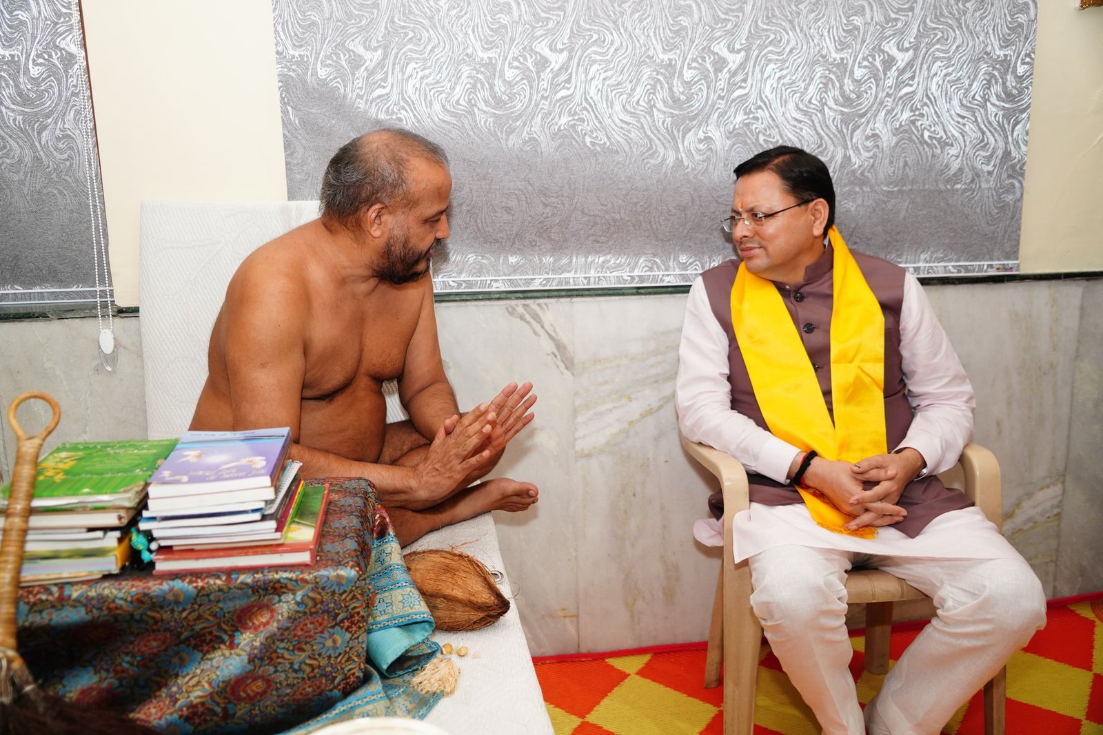 जैन धर्म गुरुओं से मिले मुख्यमंत्री, बोले जैन धर्म ने दुनिया को दिया अहिंसा ही वीरता का संदेश