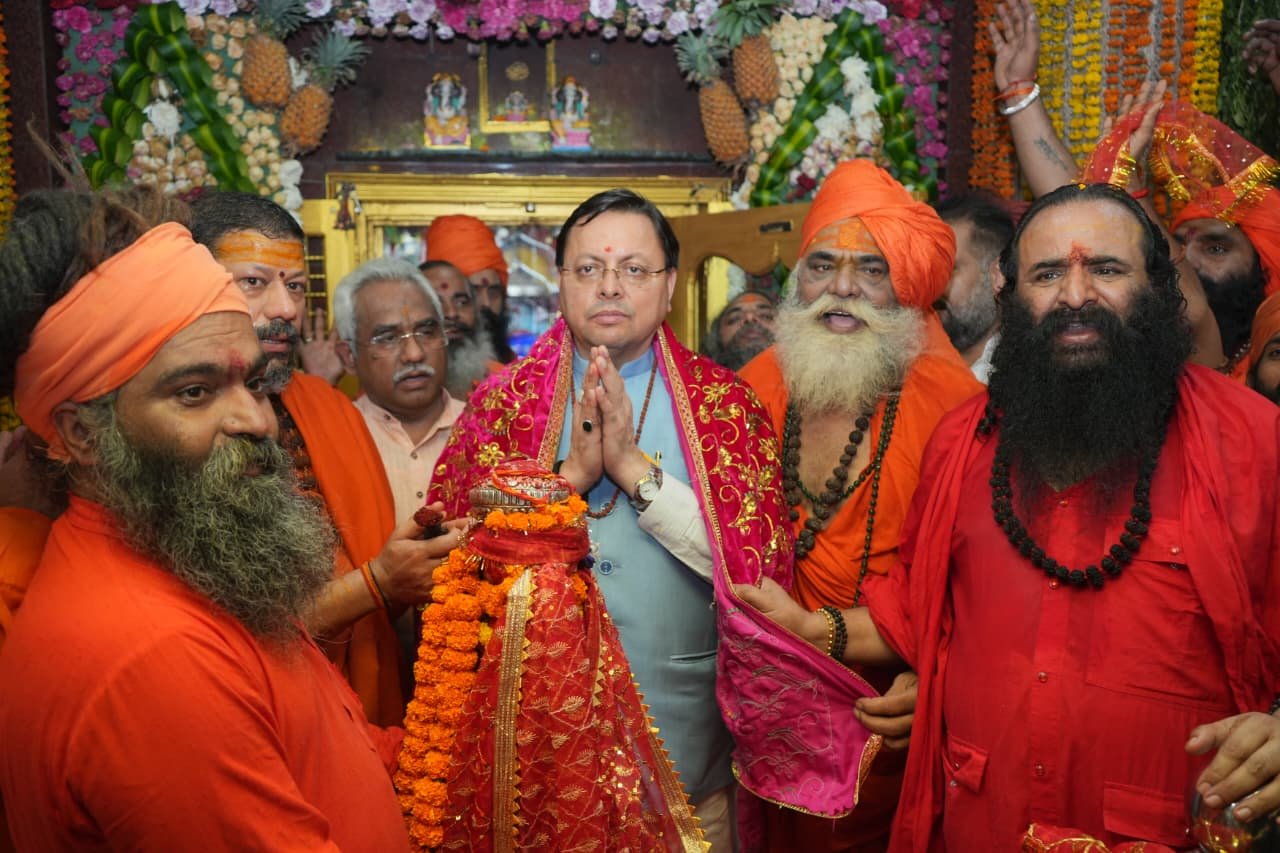 हरिद्वार में संतो के बीच पहुंचे मुख्यमंत्री, जूना अखाड़े की छड़ी यात्रा का किया शुभारम्भ