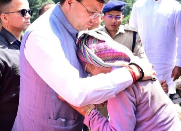 आपदाग्रस्त क्षेत्र पहुंचे मुख्यमंत्री, लोगों की समस्याएं सुनी, अधिकारियों को दिए जरूरी निर्देश