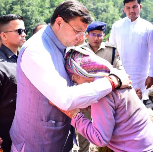 आपदाग्रस्त क्षेत्र पहुंचे मुख्यमंत्री, लोगों की समस्याएं सुनी, अधिकारियों को दिए जरूरी निर्देश