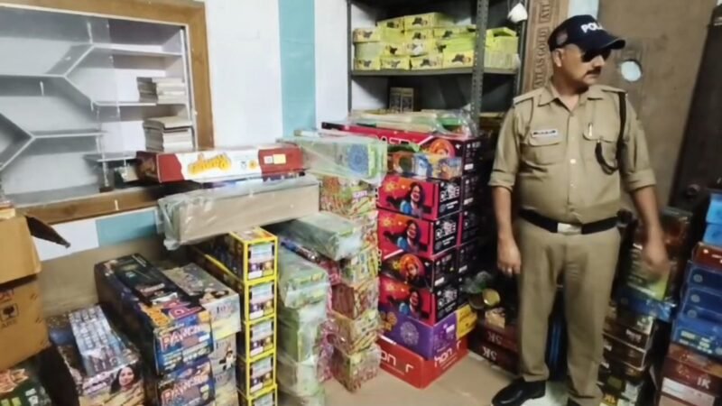 घनी आबादी के बीच बने अवैध पटाखा गोदामों पर प्रशासन का छापा, लाखों का माल सील